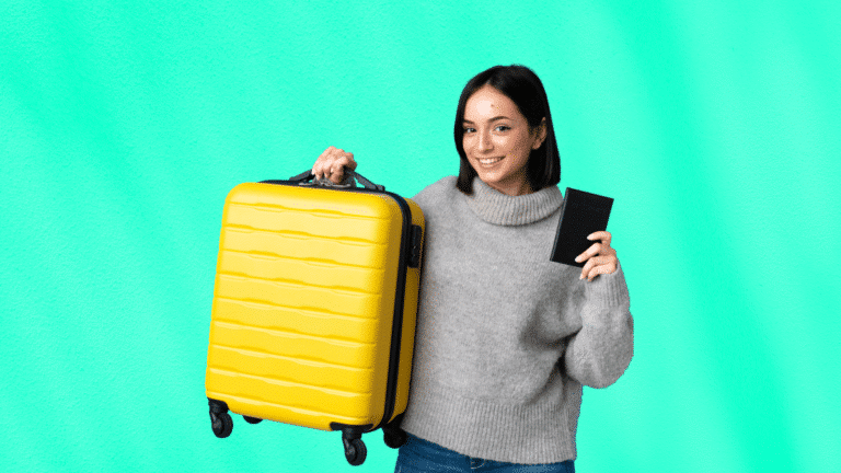 Jeune femme prête à partir en déplacement pro, tenant une valise jaune vive et un passeport, avec un sourire détendu.