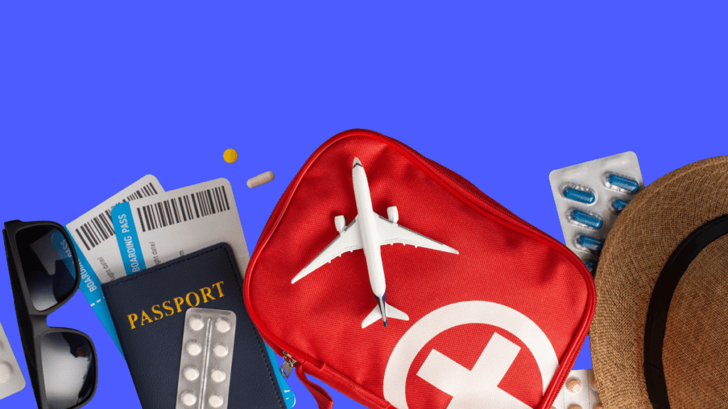 Kit de voyage professionnel avec passeport, carte d’embarquement, trousse de secours, médicaments, lunettes, chapeau et avion miniature sur fond bleu.