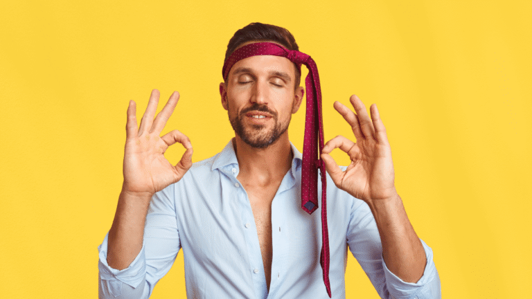 Homme détendu en chemise, cravate nouée sur la tête, les yeux fermés et les mains en geste zen, illustrant l’équilibre entre travail et loisirs en voyage d’affaires.
