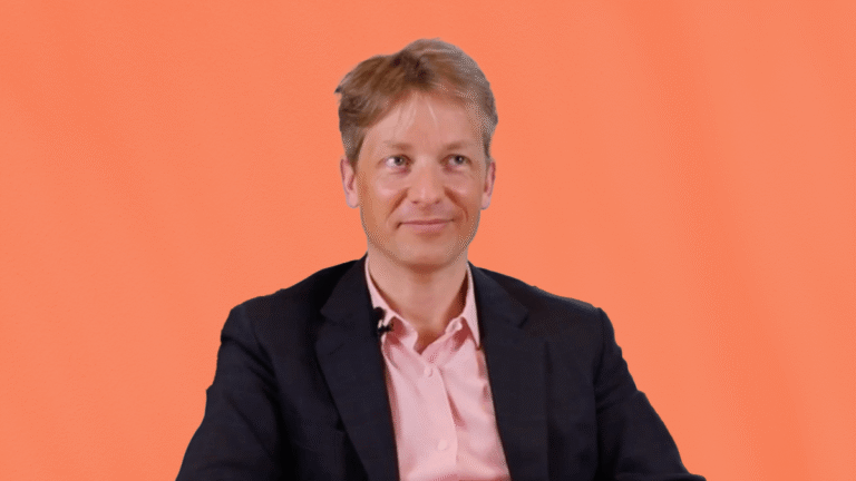 Matthieu Laudereau, Directeur Associé chez Convictions RH, partageant son témoignage client en tenue professionnelle sur fond orange uni.