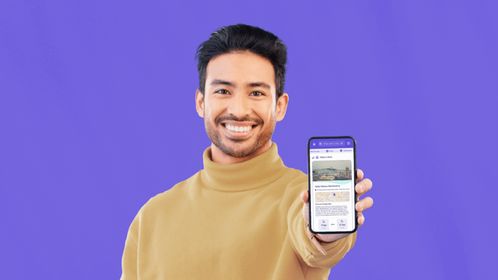 Homme souriant présentant un smartphone avec l’application Supertripper, illustrant les tendances, innovations et actualités du voyage d’affaires sur fond violet.