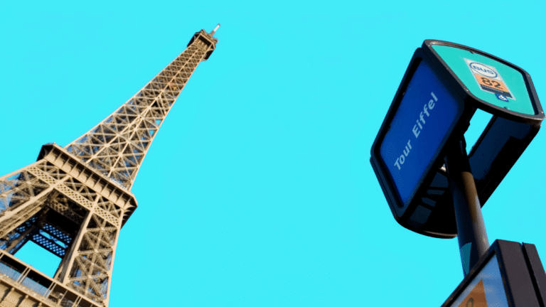 Tour Eiffel et panneau métro avec mention Tour Eiffel, accès pratique avec pass Navigo Easy pour déplacements professionnels à Paris.