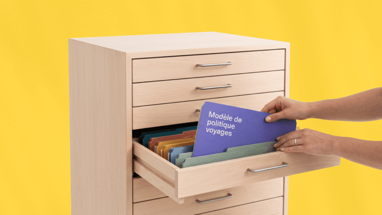 Une personne range un dossier bleu intitulé « Modèle de politique voyages » dans un tiroir de bureau ouvert contenant d'autres dossiers colorés, sur un fond jaune uni.