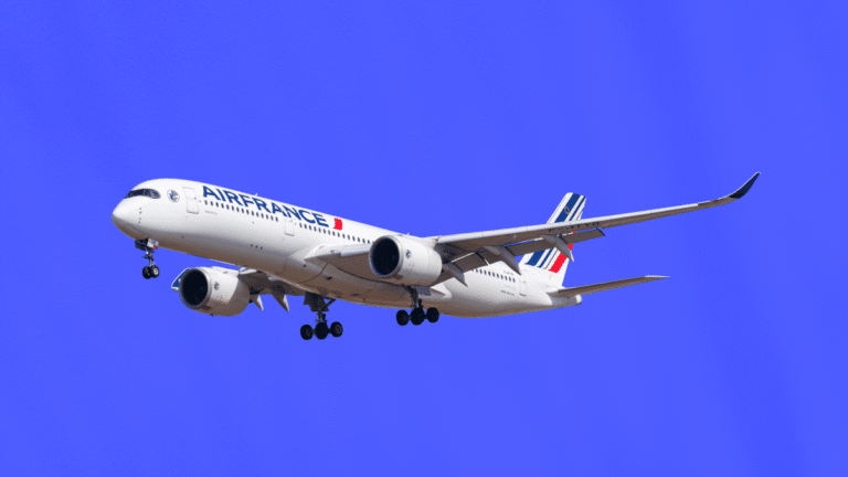 Un avion de la compagnie Air France en plein vol sur fond bleu vif, illustrant la réservation de vols via l'intégration Supertripper et Air France-KLM.