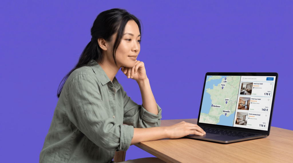 Une professionnelle consultant sur son ordinateur portable le barème hôtels des villes en France en 2026 avec une carte des prix moyens (Paris, Lyon, Marseille, Lille, Bordeaux).