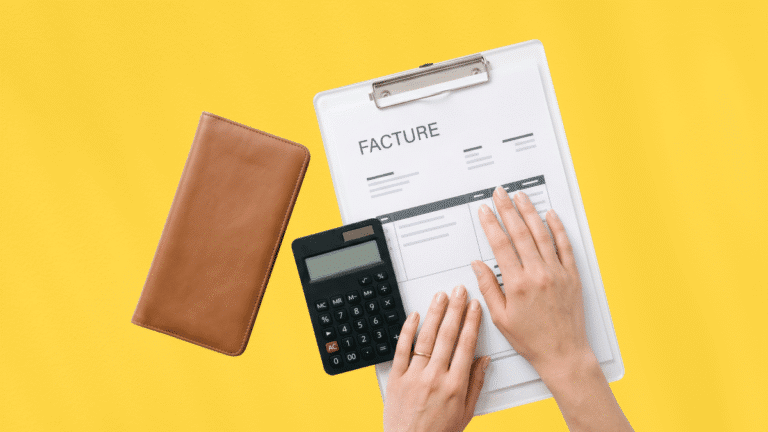 Vue du dessus de mains posées sur une facture fixée à un porte-bloc, à côté d'une calculatrice et d'un portefeuille en cuir marron sur fond jaune uni, illustrant le suivi du budget voyage d'affaires.