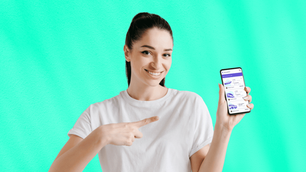 Une jeune femme souriante sur fond vert montrant du doigt l'écran de son smartphone affichant l'interface de la Supertripper application mobile.