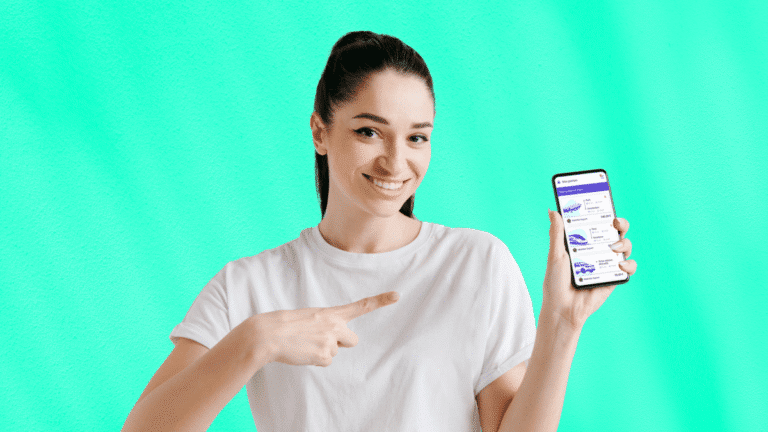 Une jeune femme souriante sur fond vert montrant du doigt l'écran de son smartphone affichant l'interface de la Supertripper application mobile.
