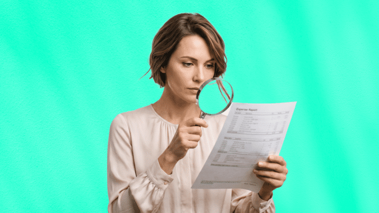 Femme examinant un rapport de dépenses avec une loupe pour détecter une fraude aux notes de frais.