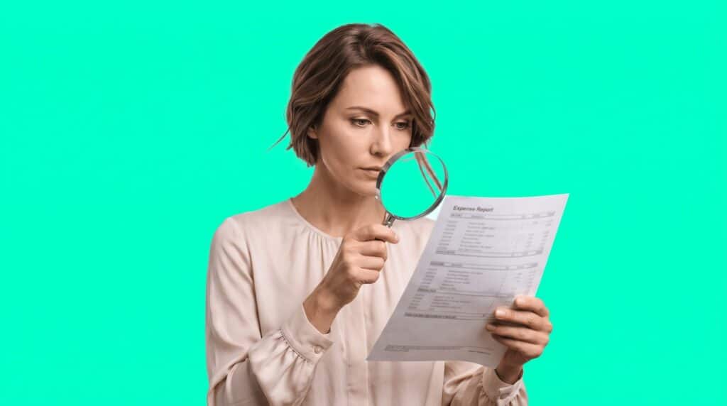 Femme examinant un rapport de dépenses avec une loupe pour détecter une fraude aux notes de frais.
